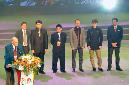 http://chessintranslation.com/wp-content/uploads/2010/10/Players-in-Nanjing.jpg
