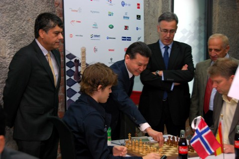 Ilyumzhinov makes Carlsen's move in Bilbao | photo: Nadja Wittman, Chessbase