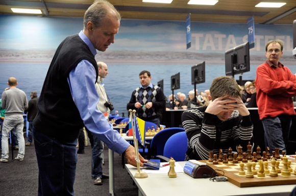 Shipov brings chocolate for Daniil Dubov at Tata Steel 2013. He wrote of his student: "Danya is growing slowly but surely. Slower than I’d like, but that’s how it’s gone. His path has been that of a worker bee, but that’s by no means intended as an insult. For instance, that was the path the great Alekhine followed. The only thing is that following it to the end, to the very top of world chess, is something very few manage."
