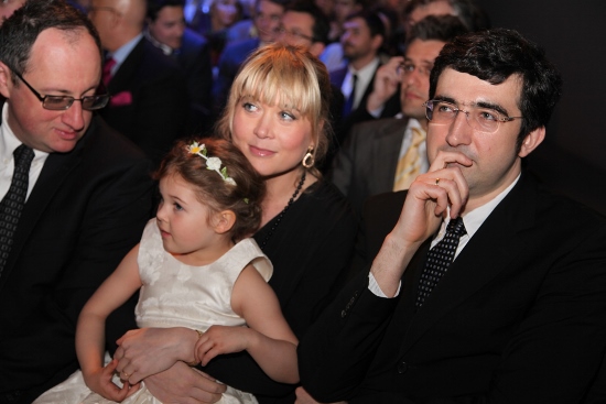 Kramnik with his wife and daughter at the opening ceremony of the Alekhine Memorial in Paris | photo: www.alekhine-memorial.com