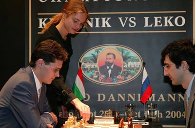Russian model Natalia Vodianova made the opening move of game 13 of the Kramnik-Leko match in 2004 | photo: Evgeny Atarov 