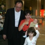 Gelfand was met in the airport by his family | photo: 7kanal.com